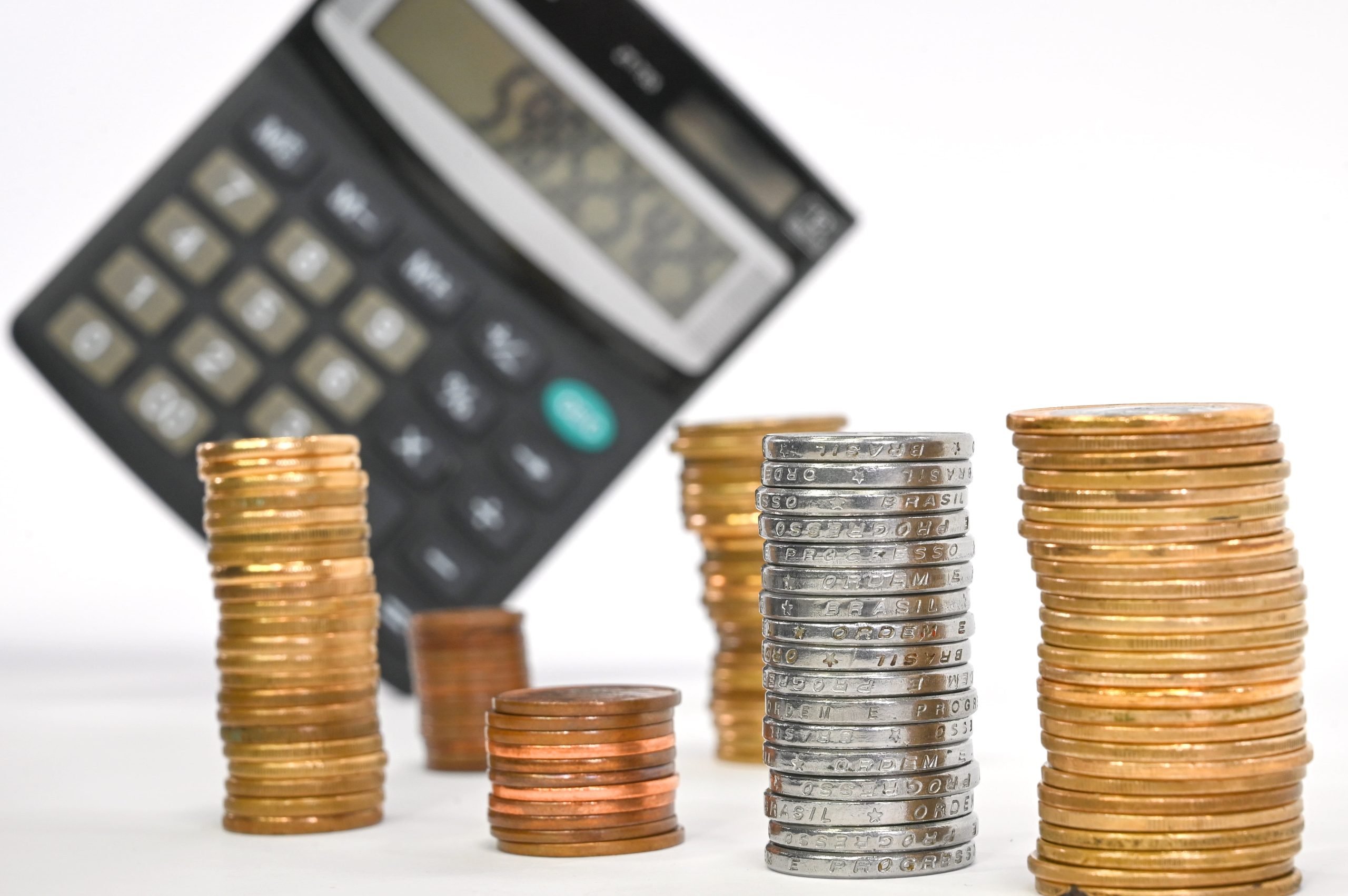 Manutenção da Selic em 15% sufoca a economia e isola Brasil no contexto internacional de juros reais, diz CNI